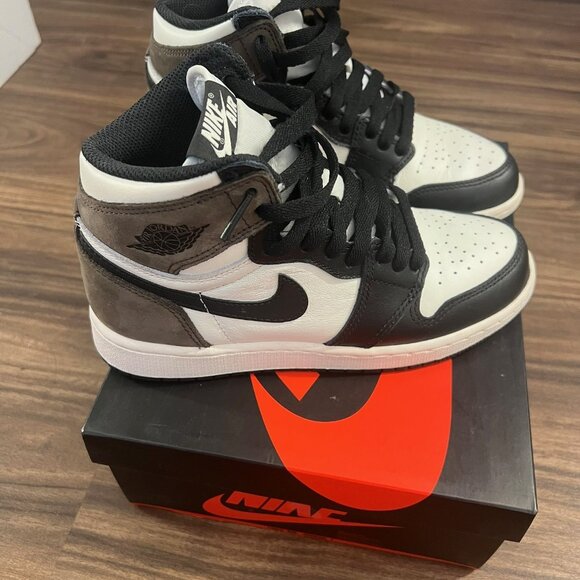 LIKE NEW JORDAN 1 HIGH MOCHA SNEAKERS SZ 4Y / 5.5W - Picture 4 of 7